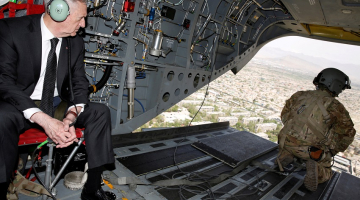 ASV aizsardzības ministrs Džeimss Matiss helikopterā virs Kabulas. Foto: AFP/LETA