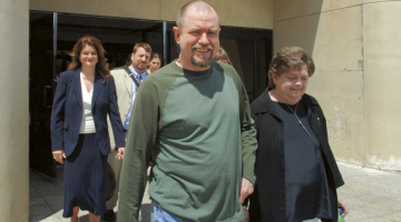 Kērtiss Makartijs 2007.gadā iznāk no Oklahomas stingrā režīma cietuma, kur viņš gaidīja nāvessoda izpildi. Foto — Oklahoma Gazette
