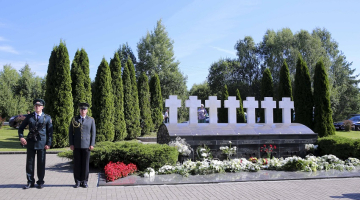 Piemineklis nogalinātajiem Lietuvas muitniekiem Medininku traģēdijas vietā. Foto: BNS/LETA