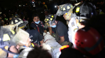 Glābēji pēc zemestrīces no drupām izceļ mirušos. Foto: AFP/LETA