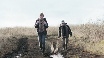 Filmas galvenie varoņi — Raja (Elīna Vaska) un viņas jaunākais brālis Robis (Andžejs Jānis Lilientāls).