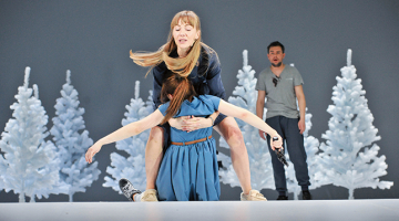 Gīnas Ekdāles lomā Maija Doveika, Hedviga — Sanita Pušpure (ar muguru) un Jalmars Ekdāls — Ivars Kļavinskis.