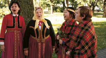 Norija Curuta (Norie Tsuruta; otrā no labās) no Japānas Alsungā pētīja suitu tradīcijas un divreiz bija arī sēņot. «Mušu mirt,» Norija zina, kas ir indīgākā sēne. Foto no personīgā arhīva
