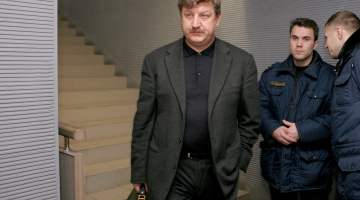 Apsūdzētais uzņēmējs Germans Milušs 2007.gadā pēc atliktās tiesas sēdes Jūrmalas mēra vēlēšanu kukuļošanas krimināllietā Zemgales apgabaltiesā.
