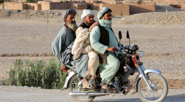 Pie Pakistānas pilsētas Kvetas, kuru kā tranzīta punktu munīcijas un kravu transportam uz Afganistānu izmanto NATO.