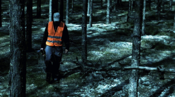 Aina no Aika Karapetjana šausmu filmas MOŽ jeb Vīrs oranžajā vestē