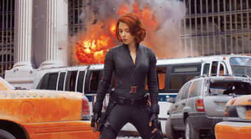 Atriebēji savus filmēšanas izdevumus — 220 miljonus dolāru — atpelnīja pirmajā nedēļas nogalē pēc pirmizrādes ASV. Bet kopējie ienākumi visā pasaulē nepilna mēneša laikā jau sasnieguši 1,2 miljardus. Kadrā: aktrise Skārleta Johansone Melnās atraitnes Nataša Romanofas lomā.