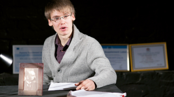 Izrādes dramaturgs un vienīgais izpildītājs Jānis Balodis.
