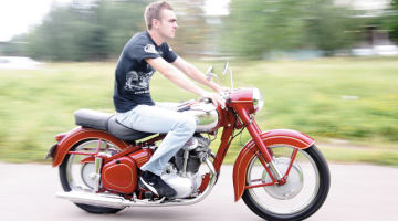 Normunds Jakubovskis ir vienīgais 1956.gada Jawa 500 OHC II īpašnieks Latvijā. Motociklu viņš atjaunoja divus gadus. Foto — Mārtiņš Zilgalvis, F64