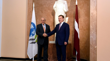 Ministru prezidents Māris Kučinskis (no labās) un OECD ģenerālsekretārs Anhels Gurijs tikšanās laikā Ministru kabinetā.