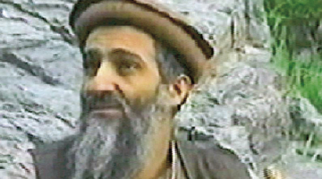 Osama bin Ladens vienā no daudzajiem videoierakstiem, ko viņš regulāri izsūtīja arābu televīzijas stacijām. 2003.gads, vieta nezināma