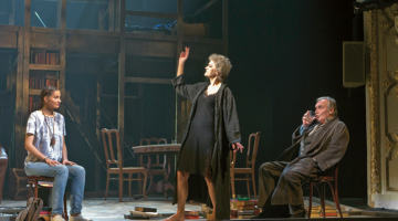 No labās: Uldis Dumpis (Beverlijs), Lolita Cauka (sieva Violeta) un Anete Saulīte (kalpone Monevata).