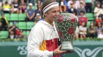 Aļona Ostapenko ar uzvarētājas balvu. Foto: AP/LETA