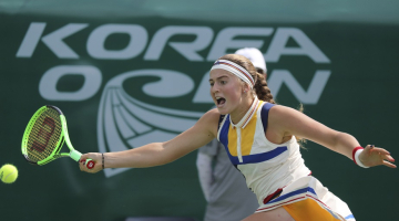 Aļona Ostapenko cīņā par pusfinālu. Foto: AP/LETA