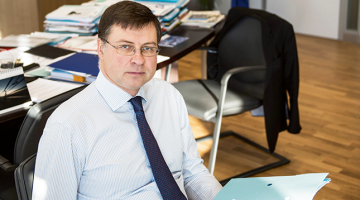 Valdis Dombrovskis savā darba kabinetā Briselē.