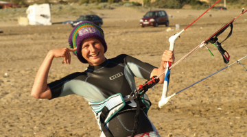 Ilze pirms trim gadiem pameta darbu bankā, lai pūķotu. Tagad viņai ir trīs pūķi, un šajā nedēļas nogalē ar kādu no tiem ķers vēju Samsung Wave Kite Party Ventspilī. Foto no personīgā arhīva