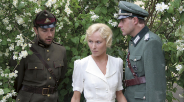 Arvīda Krieva filmā Dancis pa trim spēlē arī Mārtiņš Freimais (pa labi) — viņam filmā ir gan vācu virsnieka, gan mūsdienās dzīvojoša Ata loma. Attēlā arī Jānis Vingris un Kristīne Nevarauska. Publicitātes foto