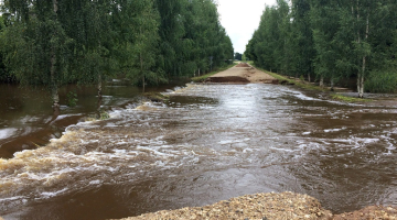 Stipro lietusgāžu ūdeņi pārpludinājuši ceļu Baltinavas novadā.
