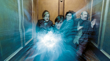 Daniels Redklifs Harija Potera (priekšplānā) lomā kinosāgas septītajā un pēdējā filmā Harijs Poters un Nāves dāvesti: Pirmā daļa. Foto — AFP/LETA