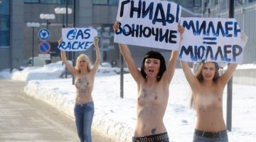 Ukaiņu feministu kustības Femen dalībnieces puskailas drosmīgi izgājušas mīnus 32 grādu salā demonstrācijā pie Krievijas dabasgāzes monopolista Gazprom galvenās ēkas. Viņas protestē pret «antiukrainas gāzes teroru», turot plakātus ar uzrakstiem «Gāzes raķete», «Smirdīgās gnīdas» un «Millers = Millers» (pielīdzinot Gazprom vadītāju Alekseju Milleru Hitlera līdzbiedram gestapovietim Heinriham Milleram).