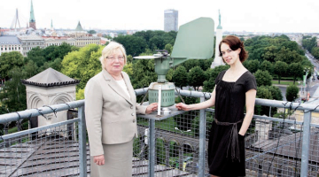 Laimdota Kalniņa (pa kreisi) un Olga Ritenberga katru nedēļu veic putekšņu monitoringu, lai alerģiski cilvēki zinātu, kas viņus sagaida. Olga patlaban rakstadoktordarbu par to, kā meteoroloģiski procesi ietekmē putekšņu koncentrāciju