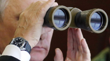 Krievijas prezidents Vladimirs Putins vēro mācības "Zapad 2017" poligonā pie Sanktpēterburgas. Foto: ITAR-TASS/LETA