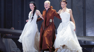 No kreisās: Zane — Agnese Jēkabsone, māte — Inese Kučinska un Anda — Signe Ruicēna.