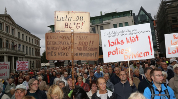 Tautas sapulce Rātslaukumā, kuru organizēja Jaunā konservatīvā partija. Foto: Edijs Pālens, LETA