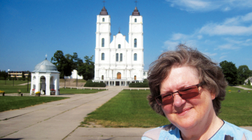 «Draugi man teikuši, ka dziedāšanu tiešraidē labi nedzird, jo pa virsu runā komentētāji un skaļi zvana baznīcas zvani,» smejas Aglonas bazilikas kora vadītāja Ieva Lazdāne, kura ir viena no diriģentēm Vissvētākās Jaunavas Marijas debesīs uzņemšanas svētkos.