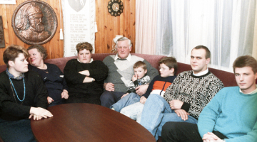 Alģirds Brazausks ar ģimeni 1990.gadā. Viņa kļūšana par Lietuvas kompartijas pirmo sekretāru ievērojami mazināja konfrontāciju starp sabiedrību un vietējo kompartiju.