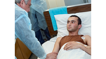 Armēnijas prezidents Seržs Sargsjans ieradies kara hospitālī Erevānā apciemot Kalnu Karabahā ievainotos kareivjus.