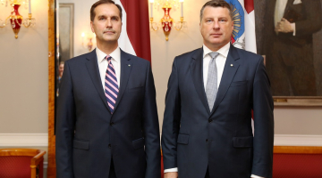 Valsts prezidents Raimonds Vējonis (no labās) un Latvijas vēstnieks Krievijā Māris Riekstiņš akreditācijas vizītes laikā Rīgas pilī.
