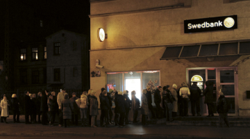 Rinda pie Swedbank bankomāta Rīgā 11.decembra naktī.