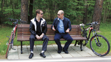 Lai gan politiskie analītiķi saskata aizvien vairāk pazīmju, kas liecina, ka Krievijas prezidents Dmitrijs Medvedevs un premjers Vladimirs Putins arvien biežāk «kāpj viens otram uz papēžiem», vismaz presei viņi pozē kā labi draugi — šajā gadījumā izbraukumā ar velosipēdiem Maskavas piepilsētā. Domstarpību cēlonis varētu būt izvēlē, kurš no viņiem kandidēs prezidenta vēlēšanās nākamā gada sākumā. Agrāk abi bija izteikušies, ka par to vienošoties savā starpā, taču arvien biežāk dzird runas, kas tas nebūšot tik vienkārši. Foto — AFP/LETA