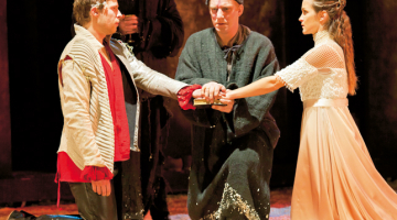 Romeo (Artūrs Dīcis), Džuljeta (Ilze Ķuzule–Skrastiņa) un mūks Lorenco (Artūrs Skrastiņš).