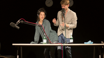 Desmit vīriešu un desmit sieviešu lomas izspēlē Jana Čivžele un Mārtiņš Upenieks.