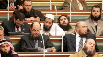Jaunievēlētā Ēģiptes parlamenta pirmā sēde izrādījās gana garlaicīga radikālo islāmistu jeb salafistu partijas deputātiem, kas nesen notikušajās vēlēšanās ieguva pārsteidzoši daudz balsu — 25%. Vēlēšanu galvenais uzvarētājs — mēreni islāmistiskā Musumaņu brālība — atteikusies sadarboties ar šiem radikāļiem, viņu vietā priekšroku dodot sadarbībai ar liberālajām partijām. Šīs bija pirmās brīvās vēlēšanas Ēģiptē pēdējo 60 gadu laikā.