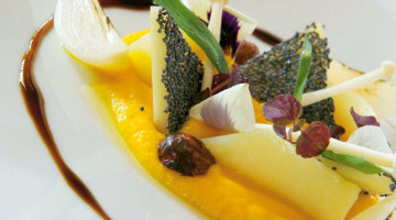 Kadrs no komēdijas Šefs, kurā par savam restorānam tik vitāli svarīgajām Michelin zvaigznītēm cīnās franču aktieris Žans Reno.