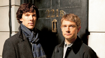 Mūsdienu Šerloks Holmss (aktieris Benedikts Kamberbečs, pa kreisi) un doktors Vatsons