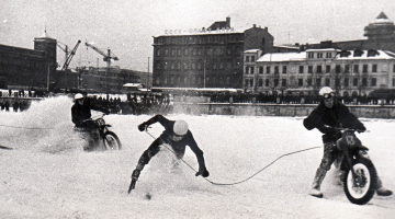 Pirmās skijoringa sacensības uz Daugavas Rīgas centrā 1965.gada februārī.