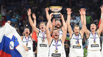 Slovēnijas izlase priecājas par zelta medaļām Eiropas čempionātā basketbolā. Foto: Edijs Pālens, LETA