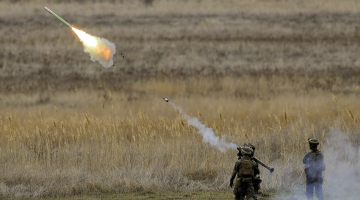 ASV jūras kājnieki mācībās izmēģina "Stinger". Foto: Reuters/LETA