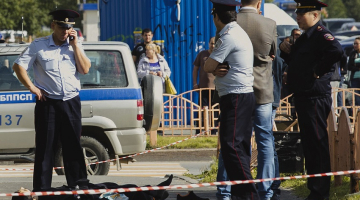 Krievijas policisti Surgutā pie uzbrukuma upura. Foto: LETA/AP