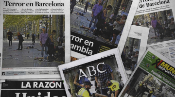 Piektdien Spānijas laikrakstu pirmajās lappusēs Barselonas Ramblas ielas foto pēc terorakta. Foto: AFP/LETA