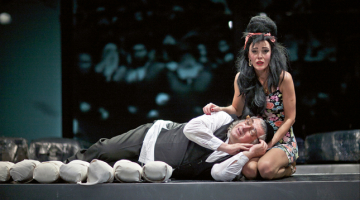 Gundars Āboliņš un Elita Kļaviņa vienā no izrādes stāstiem par muļķīti Gimpelu, kuru nemitīgi krāpj sieva.