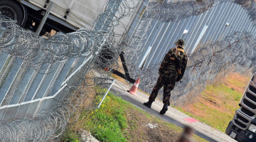 Ungārijas robežpolicija patrulē pie robežžoga. Foto: Reuters/LETA