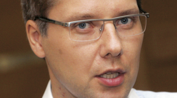 Saskaņas centra premjera amata kandidāts, Rīgas mērs Nils Ušakovs pirms tikšanās ar Zatlera Reformu partijas pārstāvjiem pirmdien.