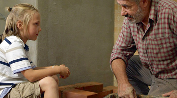 Vectēvs Paulis Kode (Mārtiņš Vilsons) un mazdēls Oskars (Markuss Jānis Eglītis).