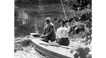 Jāzeps Vītols makšķerējot kopā ar kādu nezināmu personu Gaujienas Anniņu dīķī 1938.gadā.
