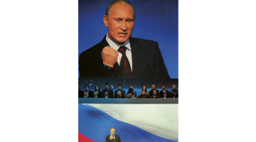 Krievijas premjers Vladimirs Putins svētdien pieņēma valdošās partijas Vienotā Krievija piedāvājumu kandidēt prezidenta vēlēšanās, kuras notiks nākamā gada 4.martā. Putins Krievijas politikā dominējis kopš 2000.gada, kad viņš varas grožus pārņēma no sava priekšteča Borisa Jeļcina. Aizvadot amatā maksimāli pieļaujamos divus amata termiņus pēc kārtas, Kremļa saimnieka statuss tika nodots pašreizējam prezidentam Medvedevam